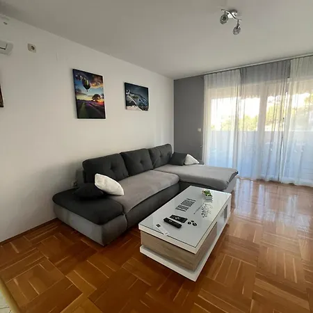Apartman Lana 特罗吉尔