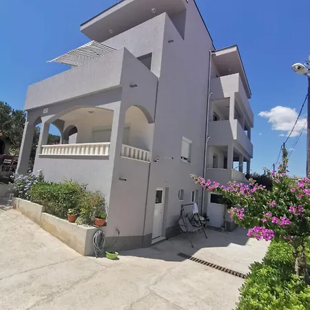 Apartman Lana * 特罗吉尔